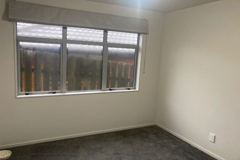 Photo of property in 6b Warrington Grove, Newlands, Wellington, 6037