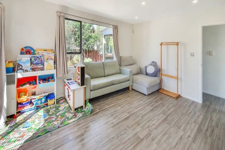 Photo of property in 90 Stanley Road, Glenfield, Auckland, 0629