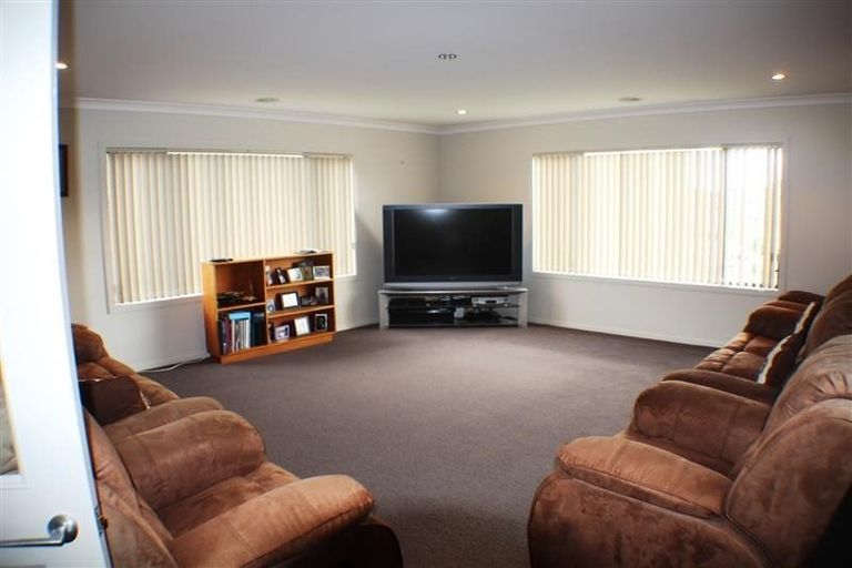 Photo of property in 3 Tongariro Drive, Aotea, Porirua, 5024