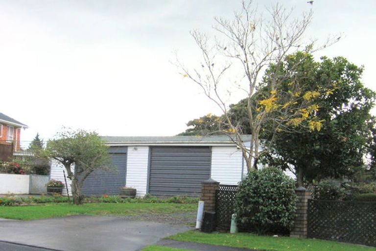 Photo of property in 4 Booralee Avenue, Botany Downs, Auckland, 2010