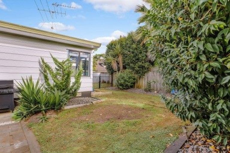 Photo of property in 2/44 Darren Crescent, Half Moon Bay, Auckland, 2012