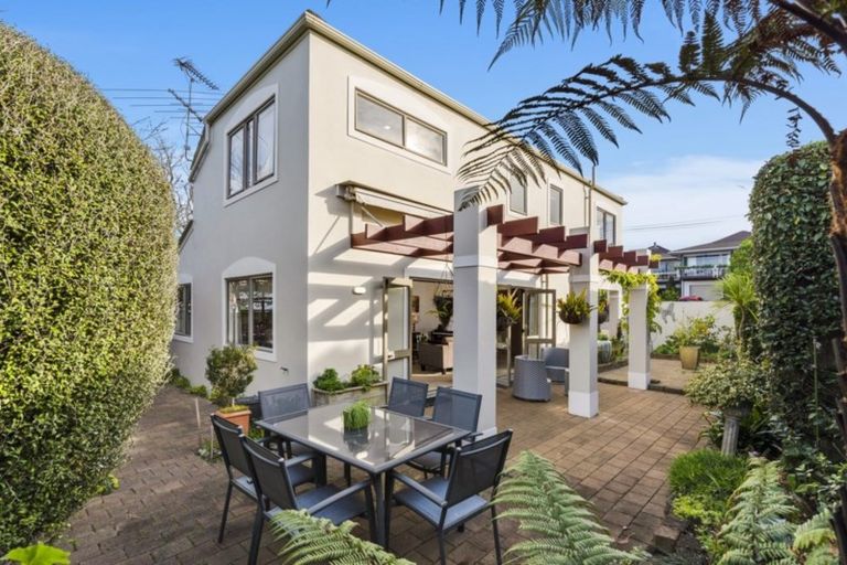 Photo of property in 2/64 Onewa Road, Northcote, Auckland, 0627