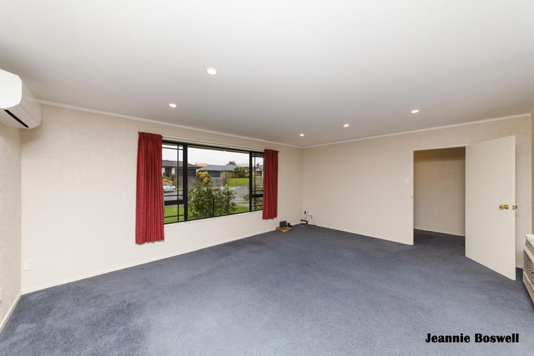 Photo of property in 20 Aspen Way, Kelvin Grove, Palmerston North, 4414