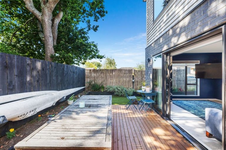 Photo of property in 8a Roys Road, Weymouth, Auckland, 2103