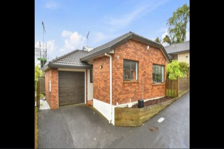 Photo of property in 2/10 Ridge Road, Howick, Auckland, 2014