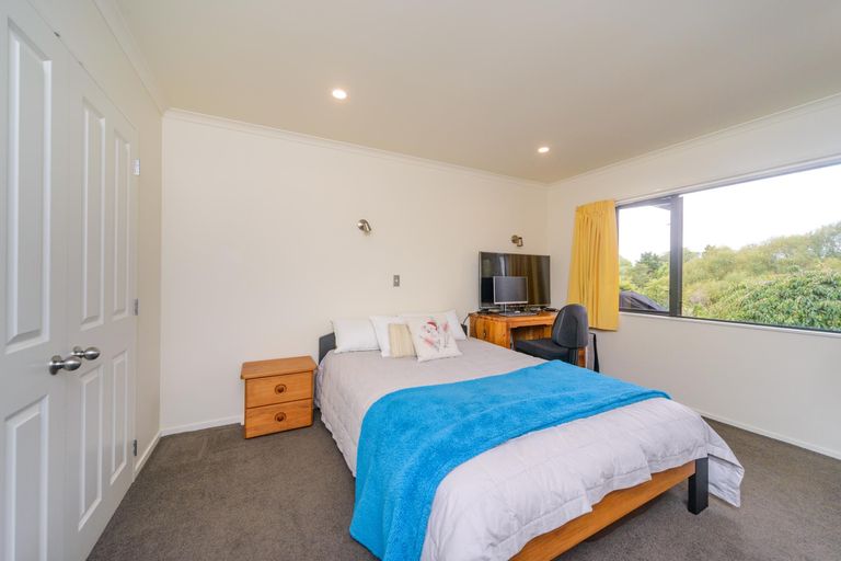 Photo of property in 15 Greenwood Place, Fitzherbert, Palmerston North, 4410