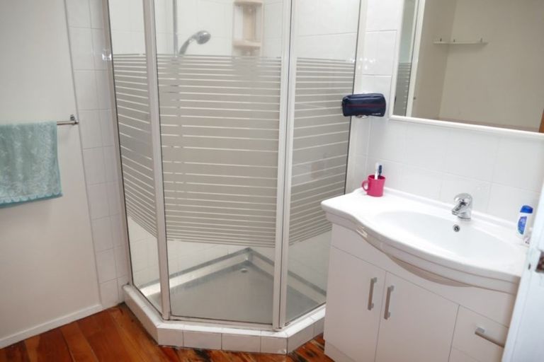 Photo of property in 23 Tobruk Crescent, Milford, Auckland, 0620