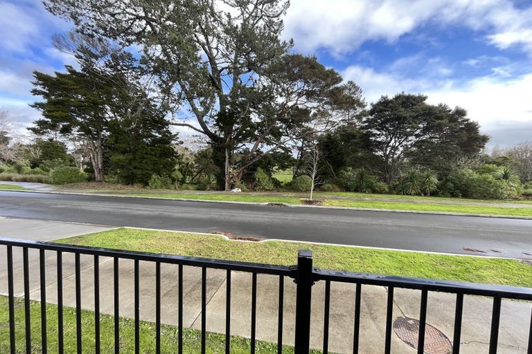 Photo of property in 15 Mcindoe Road, Kumeu, 0810