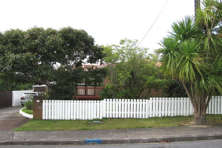 Photo of property in 8 Harding Avenue, Te Atatu South, Auckland, 0610