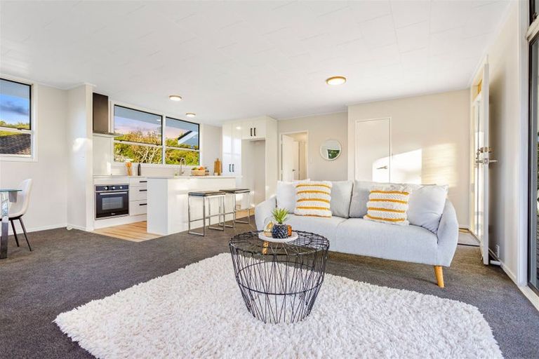 Photo of property in 7 Serwayne Place, Sunnyvale, Auckland, 0612
