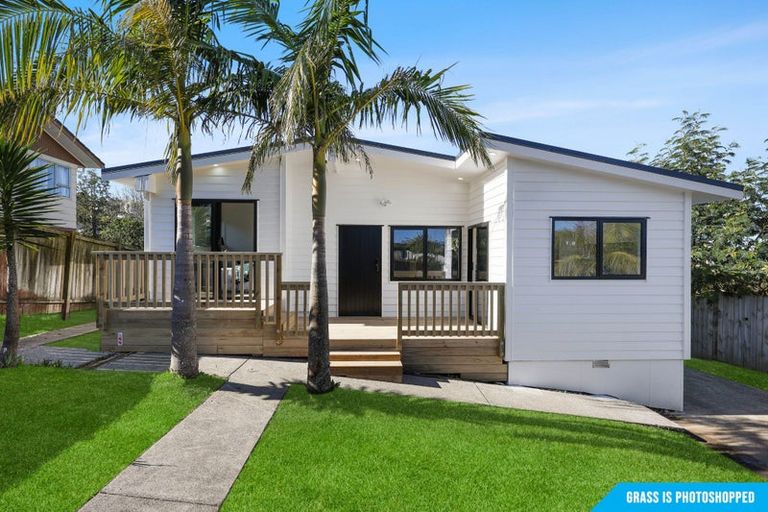Photo of property in 13 Cedar Heights Avenue, Massey, Auckland, 0614