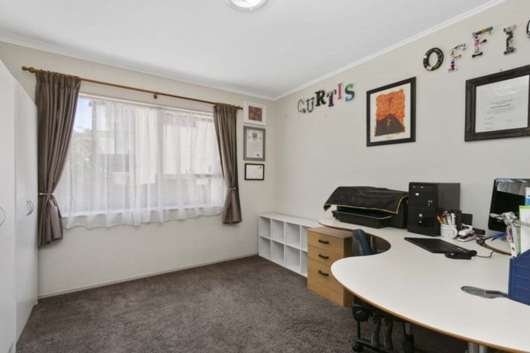 Photo of property in 40 Challen Close, Conifer Grove, Takanini, 2112