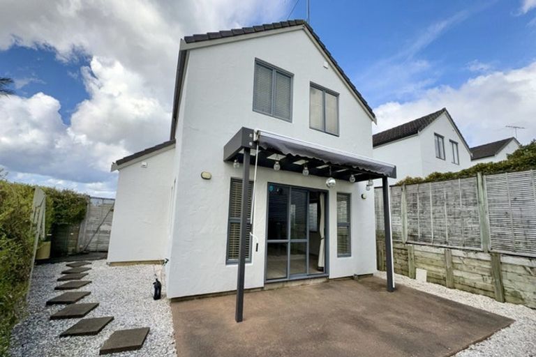 Photo of property in 2/64 Schnapper Rock Road, Schnapper Rock, Auckland, 0632