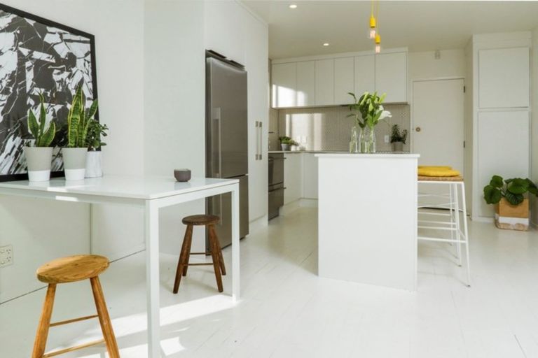 Photo of property in 2/50 Sylvan Avenue, Northcote, Auckland, 0627