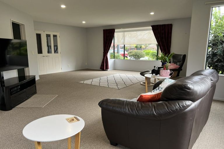 Photo of property in 21 Thornwood Place, Redwood, Christchurch, 8051