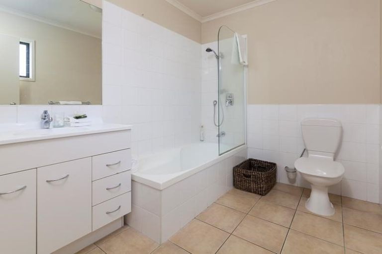 Photo of property in 37 Tiri Tiri Road, Birkdale, Auckland, 0626