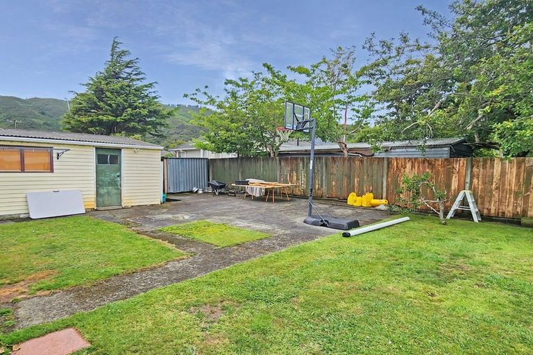 Photo of property in 27 Russell Road, Wainuiomata, Lower Hutt, 5014