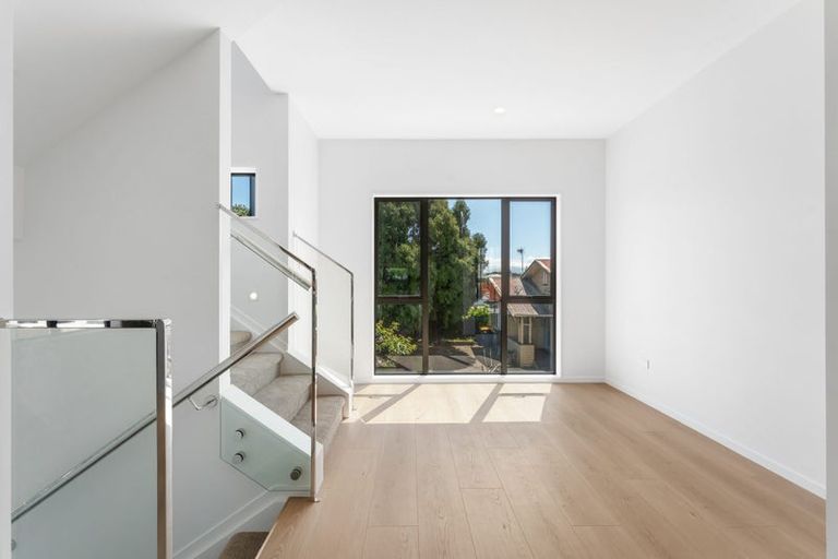 Photo of property in 729 Massey Road, Mangere, Auckland, 2022