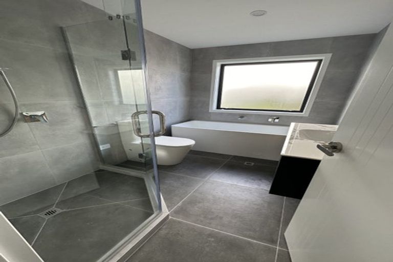 Photo of property in 25a Borrowdace Avenue, Botany Downs, Auckland, 2010