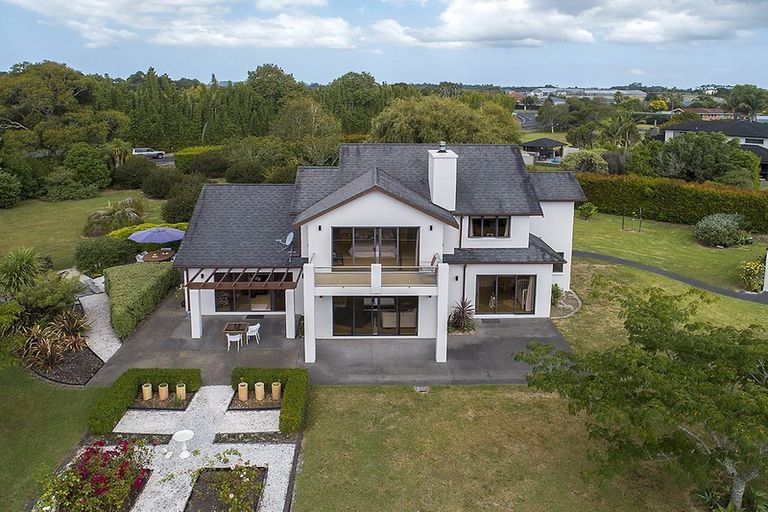 Photo of property in 15 Koraha Road, Kumeu, 0892