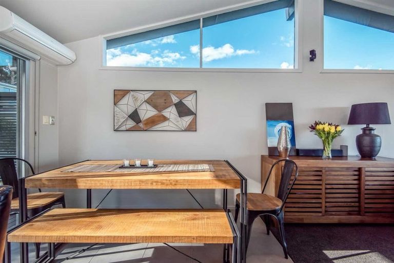 Photo of property in 42 Ravenwood Drive, Forrest Hill, Auckland, 0620