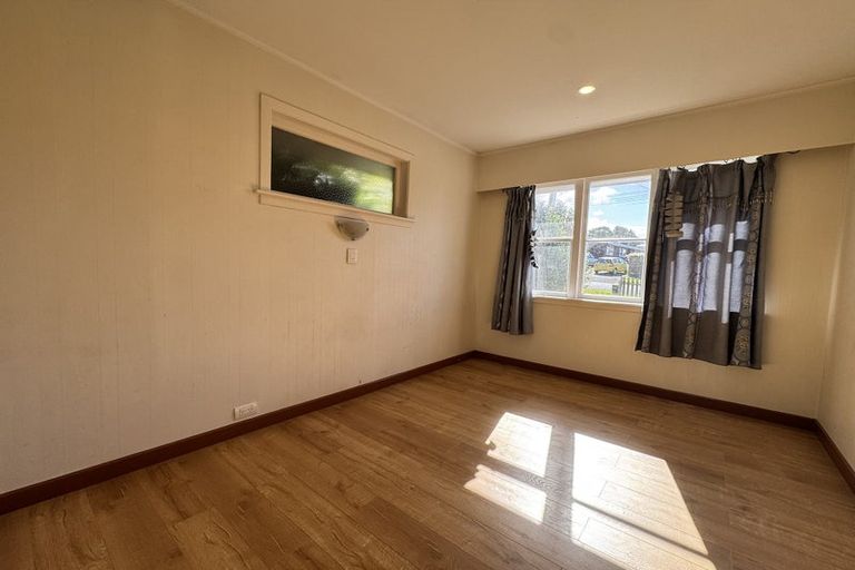 Photo of property in 71 Tirimoana Road, Te Atatu South, Auckland, 0602