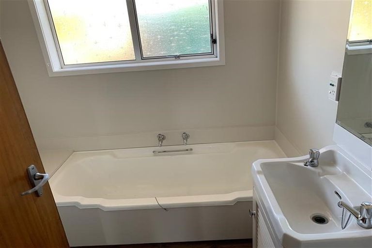 Photo of property in 1/111 Chivalry Road, Glenfield, Auckland, 0629