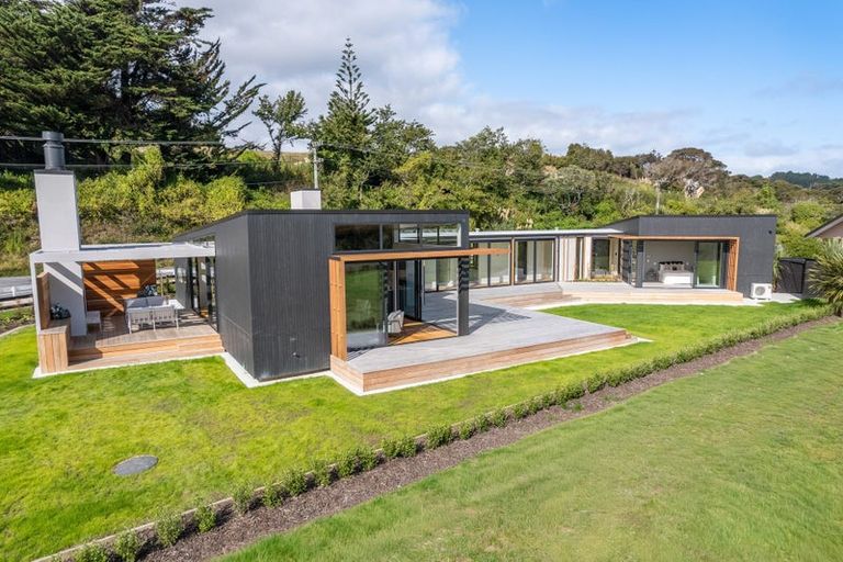 Photo of property in 43 Paekakariki Hill Road, Pauatahanui, Porirua, 5381