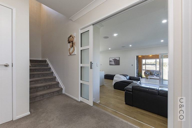 Photo of property in 2 Tauwaka Crescent, Riverhead, 0820