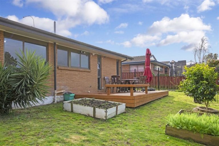 Photo of property in 1/4 Jillteresa Crescent, Half Moon Bay, Auckland, 2012