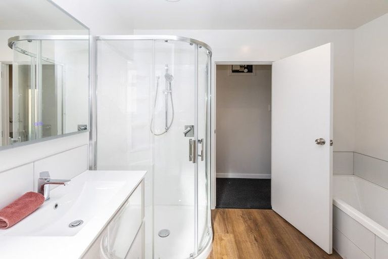 Photo of property in 8a Rosedale Place, Avonhead, Christchurch, 8042