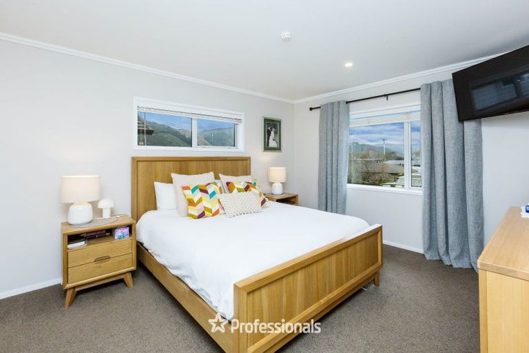 Photo of property in 2 Chalfont Road, Silverstream, Upper Hutt, 5019