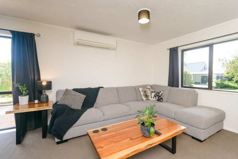 Photo of property in 32 Suzanne Grove, Kelvin Grove, Palmerston North, 4414
