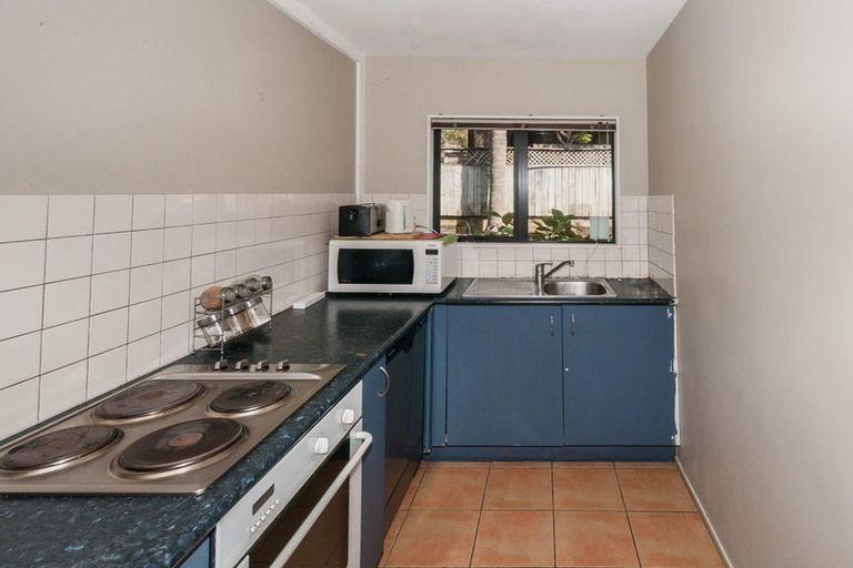 Photo of property in 4/35 Fields Parade, Oteha, Auckland, 0632