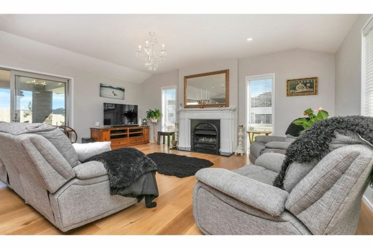 Photo of property in 19-21 Kauri Drive, Kumeu, 0810