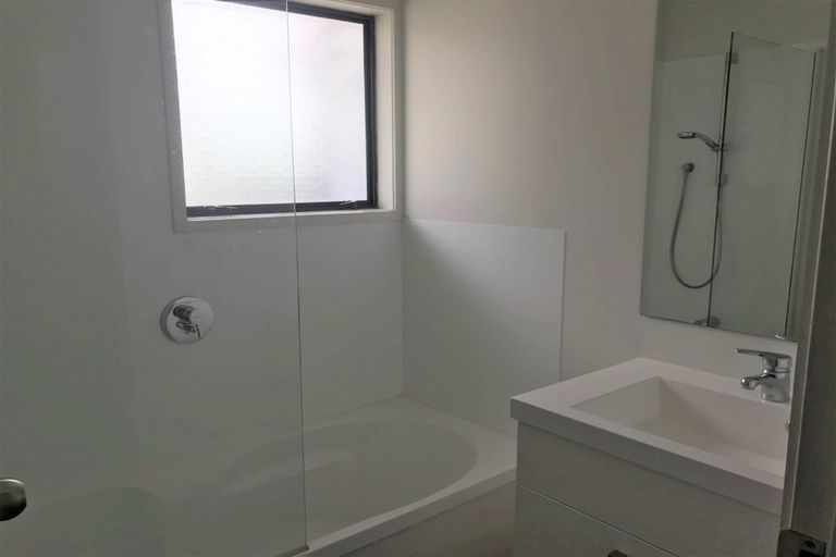 Photo of property in 124 Moire Road, West Harbour, Auckland, 0618