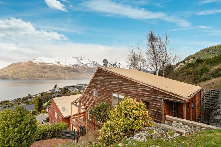 Photo of property in 60b Wynyard Crescent, Fernhill, Queenstown, 9300