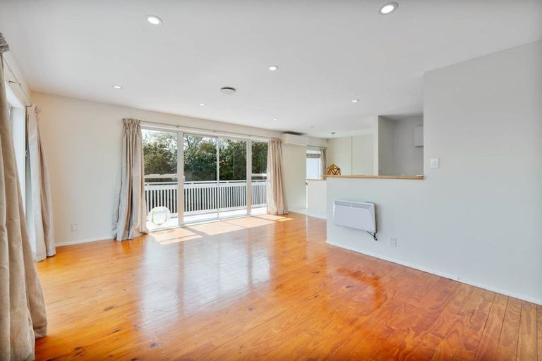 Photo of property in 28 Nor'east Drive, Northcross, Auckland, 0632