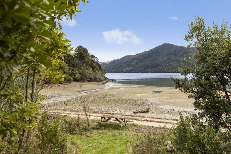 Photo of property in 19 Sandy Bay Road, Black Rock, Picton, 7282