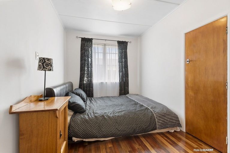 Photo of property in 22 Kenmore Street, Newlands, Wellington, 6037