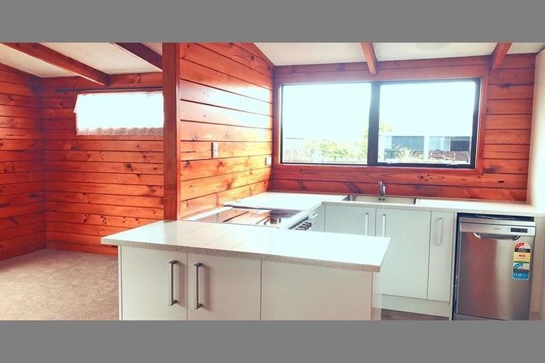 Photo of property in 2/49 Larnoch Road, Henderson, Auckland, 0610