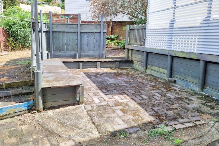 Photo of property in 37 Chatsworth Crescent, Pakuranga Heights, Auckland, 2010