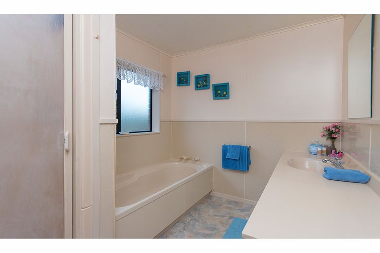 Photo of property in 3 Brookesmith Drive, Waiuku, 2123