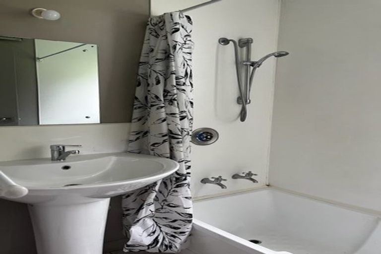 Photo of property in 76a Newlands Road, Newlands, Wellington, 6037