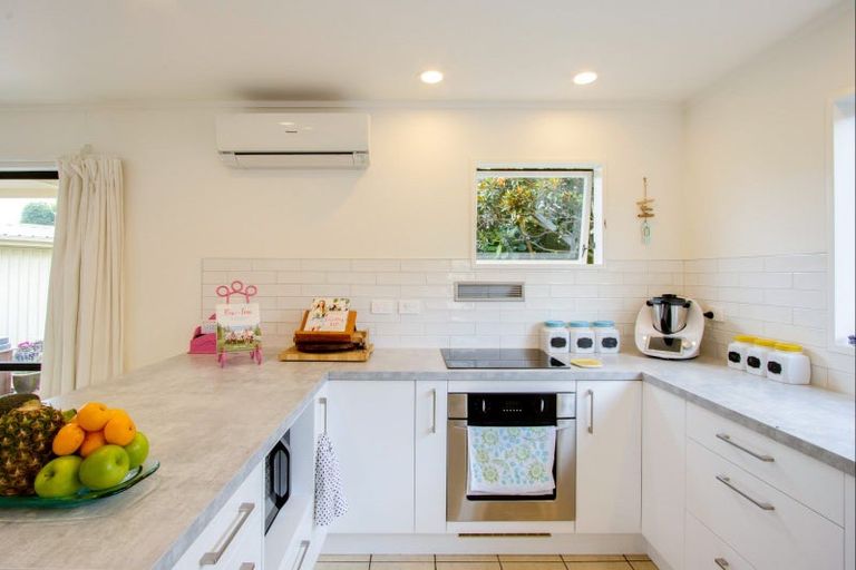 Photo of property in 3 Moana Place, Taradale, Napier, 4112