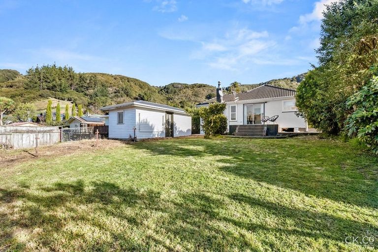 Photo of property in 5 Reid Road, Wainuiomata, Lower Hutt, 5014