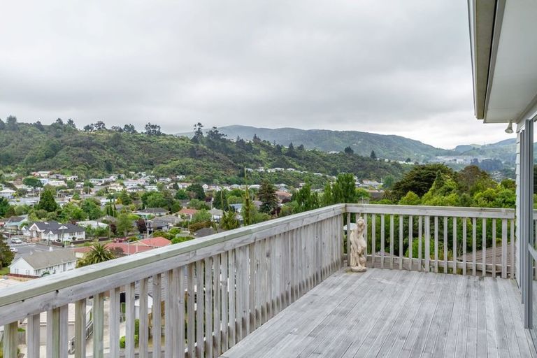 Photo of property in 32 Speldhurst Grove, Stokes Valley, Lower Hutt, 5019