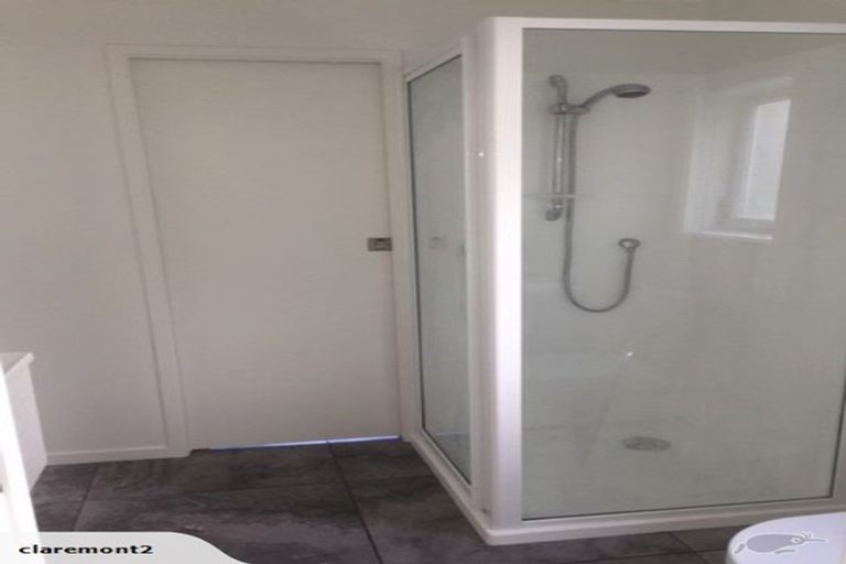 Photo of property in 24 Holdaway Avenue, Northcote, Auckland, 0627