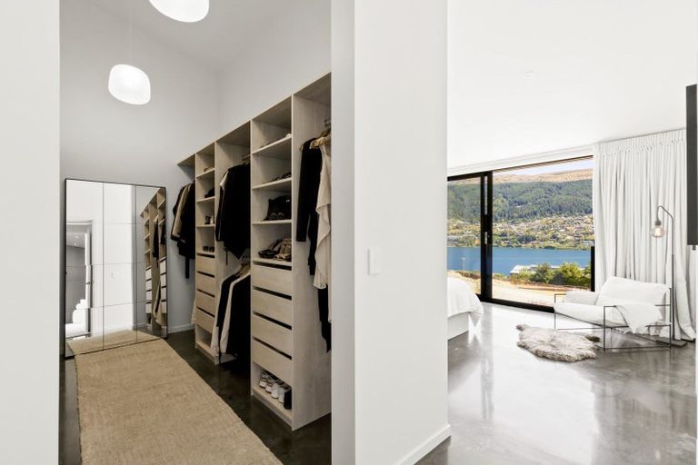 Photo of property in 8 Spring Hill Road, Kelvin Heights, Queenstown, 9300