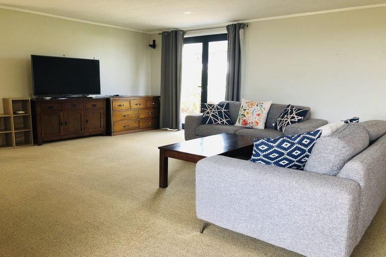 Photo of property in 11 Halldene Terrace, Red Beach, 0932